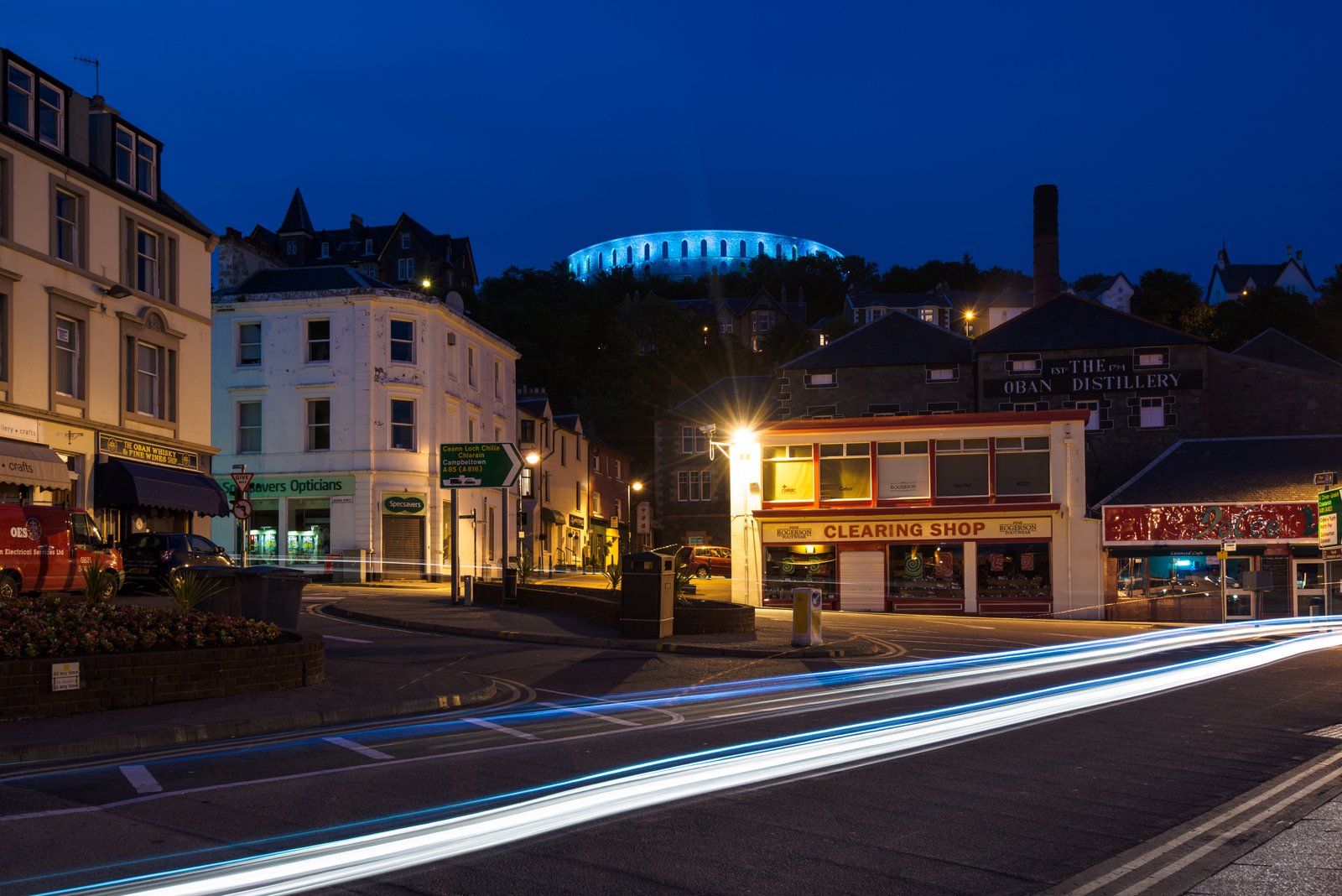 13978252_the-small-scottish-town-of-oban-at-night
